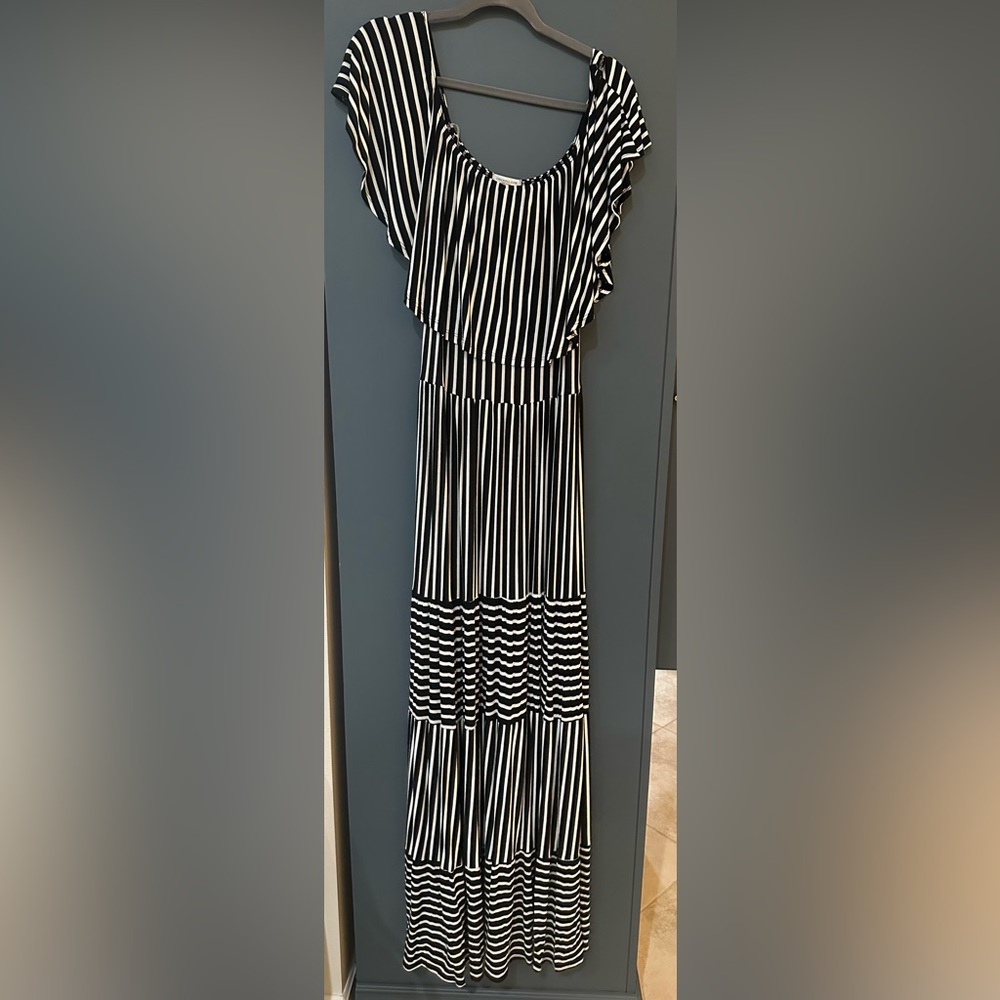 1x Black and White stripped Maxi, off the shoulder.